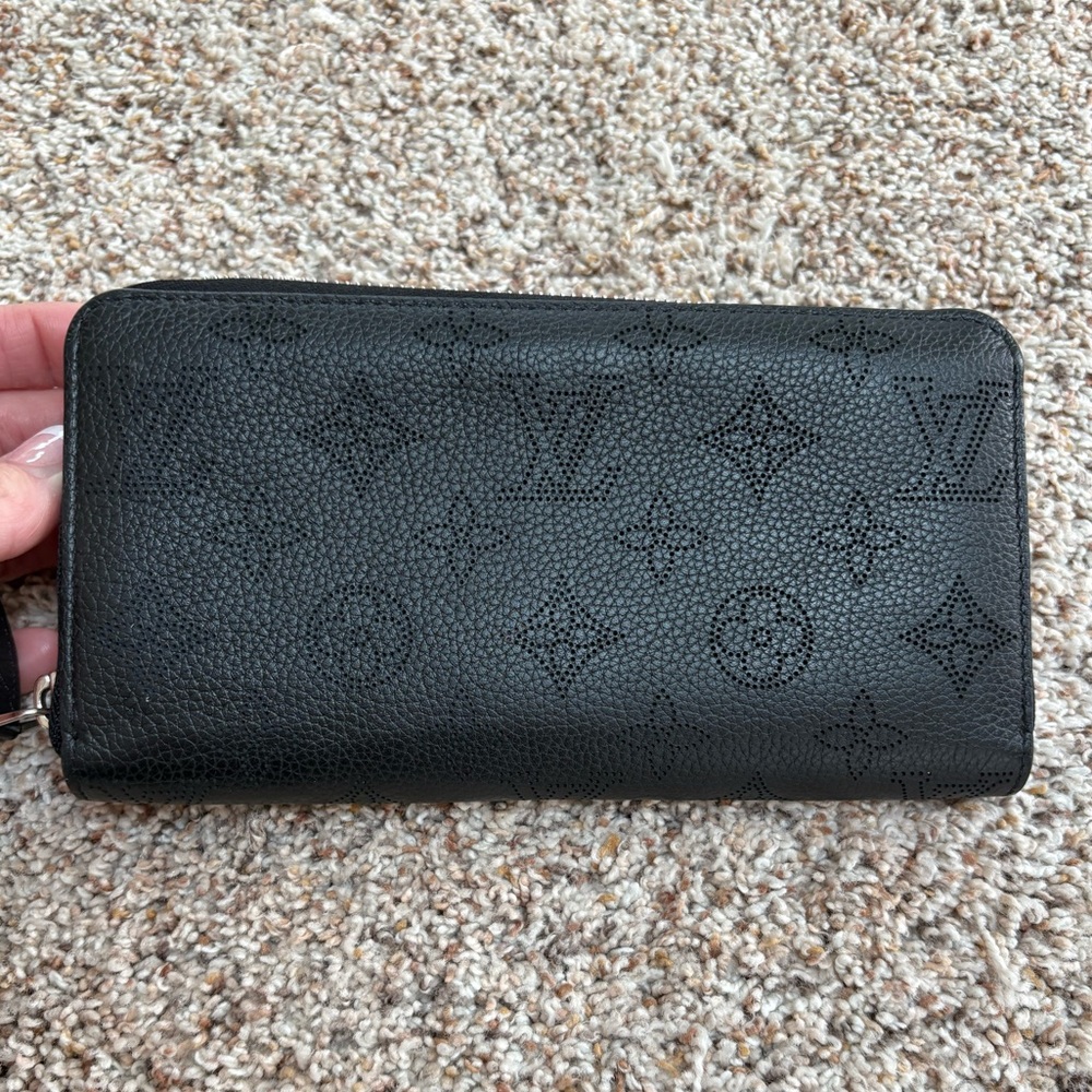 Louis Vuitton Black Monogram Wallet Mahina zippy EUC noir black